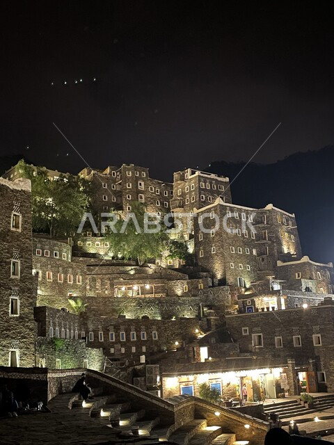 صورة جمالية ليلية لمباني أثرية قديمة في قرية رجال ألمع التراثية في منطقة عسير ، محافظة رجال ألمع التاريخية ، أماكن و معالم سياحية الأثرية في العربية السعودية