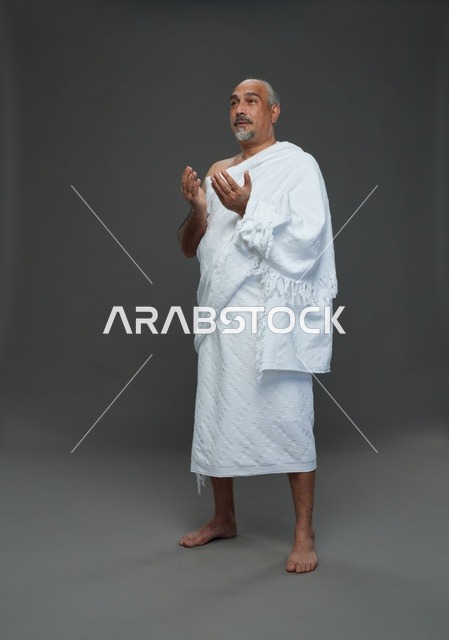 رجل سعودي بملابس الإحرام يدعو أثناء أداء المناسك