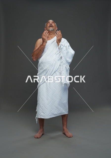 رجل سعودي بملابس الإحرام يدعو في الحج والعمرة