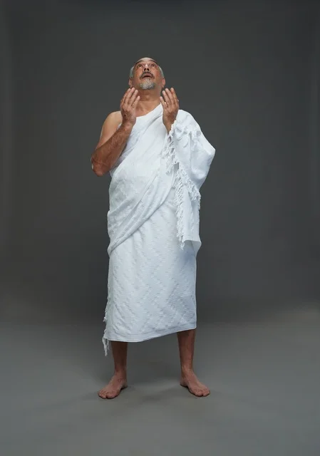 رجل سعودي بملابس الإحرام يدعو في الحج والعمرة