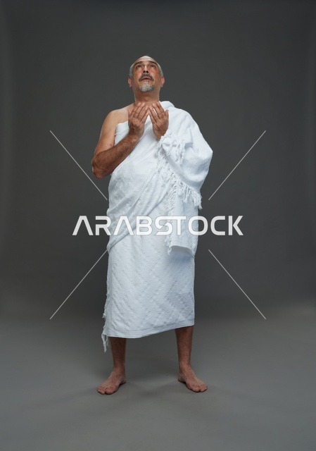 رجل سعودي بملابس الإحرام يدعو خلال مناسك الحج والعمرة
