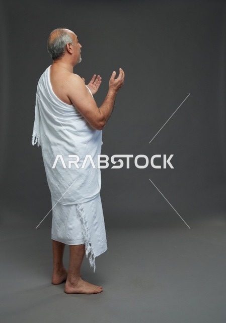رجل سعودي بملابس الإحرام يدعو أثناء مناسك الحج