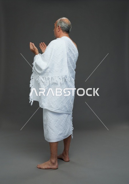 رجل سعودي بملابس الإحرام يدعو خلال مناسك الحج