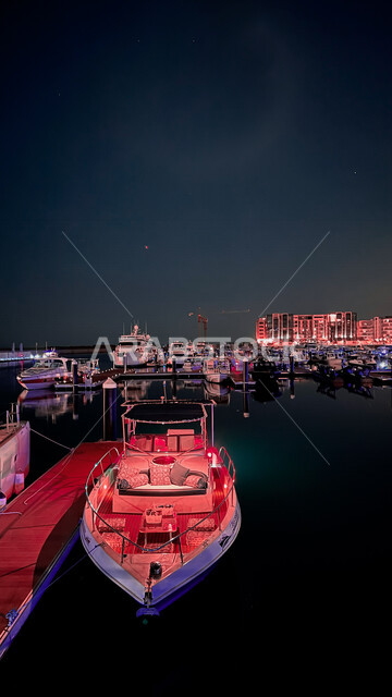 صورة جمالية ليلية لكورنيش و مشروع الموج في مسقط ، وجهة الترفيه في قلب مسقط ، الوجهة البحرية في سلطنة عمان ، يحتوي على مرسى و ملاعب جولف ،نادي ، فنادق عالمية و مشاريع سكنية و تجارية ، معالم سياحية في سلطنة عمان