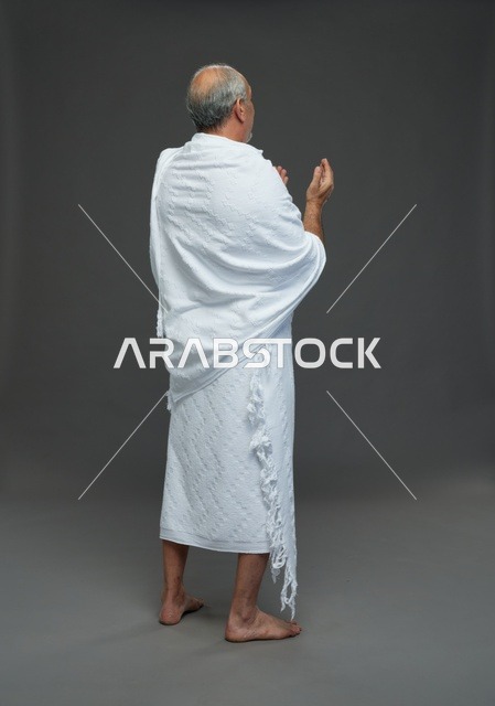 رجل سعودي بملابس الإحرام يدعو في الاستوديو