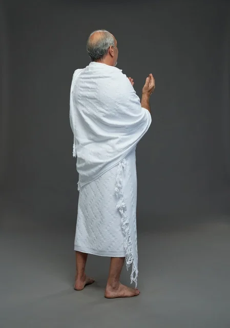 رجل سعودي بملابس الإحرام يدعو في الاستوديو