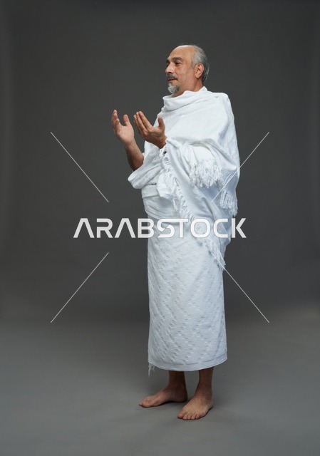 رجل سعودي بملابس الإحرام يدعو أثناء أداء المناسك