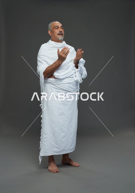رجل سعودي بملابس الإحرام يدعو أثناء مناسك الحج والعمرة
