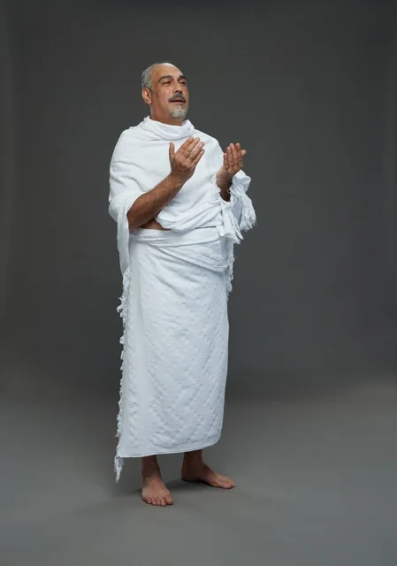 رجل سعودي بملابس الإحرام يدعو أثناء مناسك الحج والعمرة