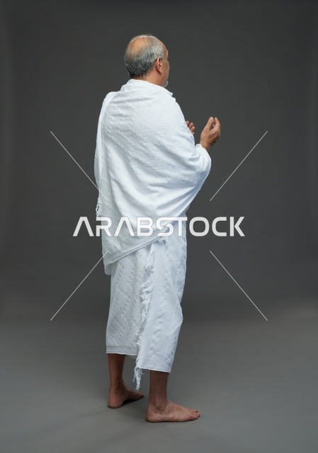 رجل سعودي بملابس الإحرام يدعو في الاستوديو