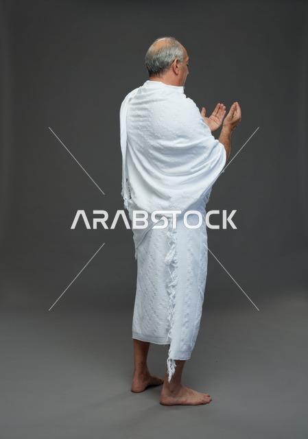 رجل سعودي بملابس الإحرام يدعو أثناء أداء مناسك الحج
