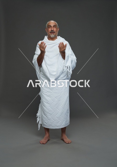 رجل سعودي بملابس الإحرام يدعو أثناء أداء المناسك