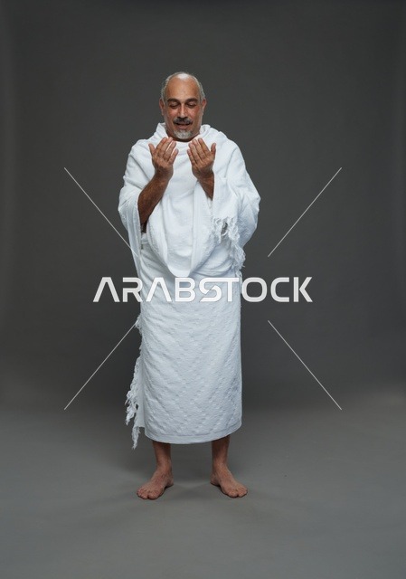 رجل سعودي بملابس الإحرام يدعو أثناء أداء المناسك