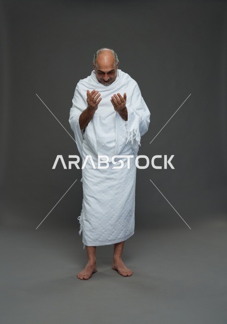 رجل سعودي بملابس الإحرام يدعو أثناء أداء المناسك