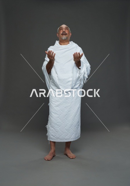 رجل سعودي بملابس الإحرام يدعو في الاستوديو