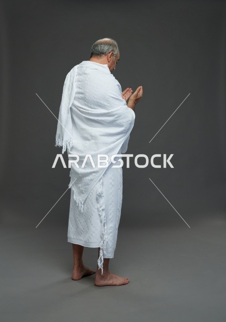 رجل سعودي بملابس الإحرام يدعو أثناء أداء المناسك