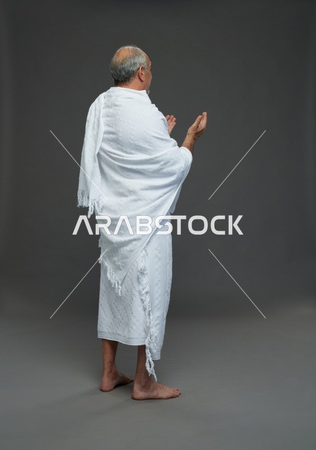 رجل سعودي بملابس الإحرام يدعو أثناء أداء المناسك