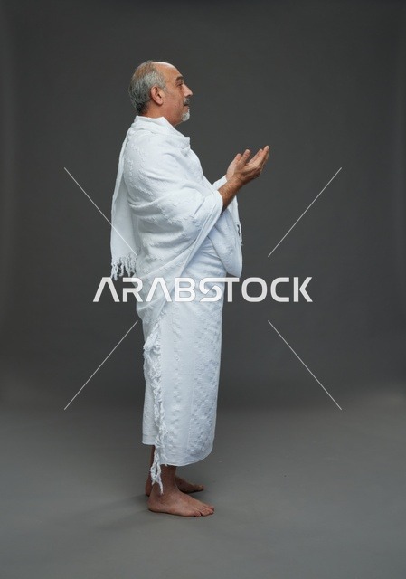 رجل سعودي بملابس الإحرام يدعو أثناء أداء المناسك