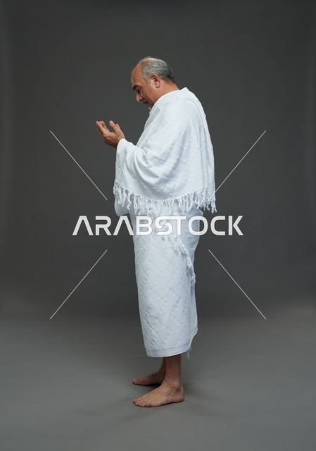 رجل سعودي بملابس الإحرام يدعو في الاستوديو