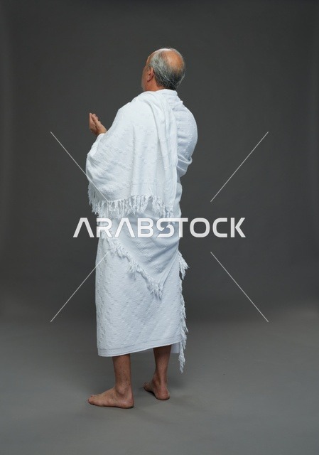 رجل سعودي بملابس الإحرام يدعو أثناء أداء مناسك الحج