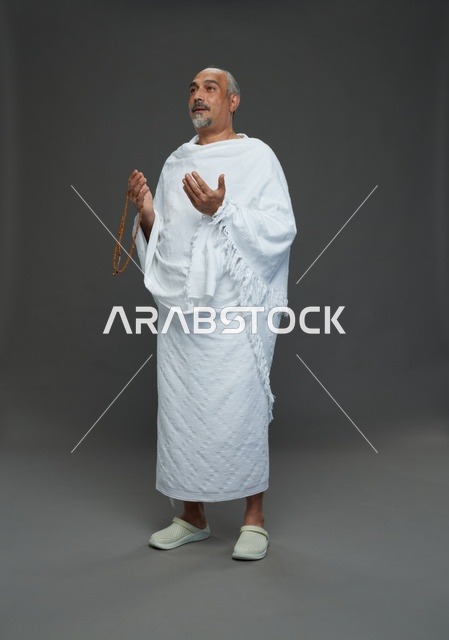 رجل سعودي بملابس الإحرام يدعو أثناء أداء المناسك
