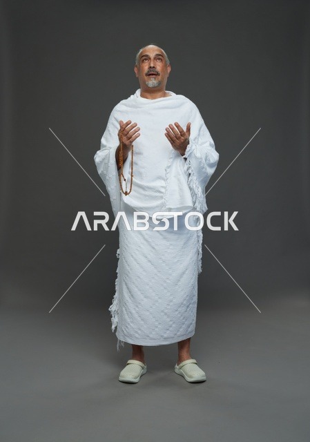 رجل سعودي بملابس الإحرام يدعو أثناء أداء المناسك