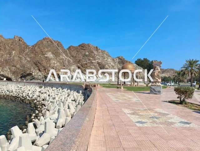 كورنيش مطرح في مسقط عمان الممشى الساحلي والجبال