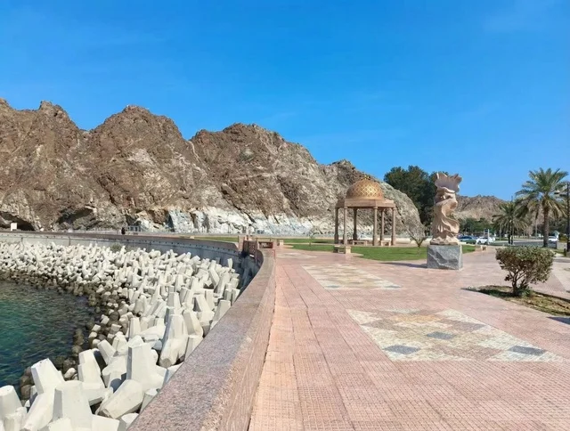 كورنيش مطرح في مسقط عمان الممشى الساحلي والجبال