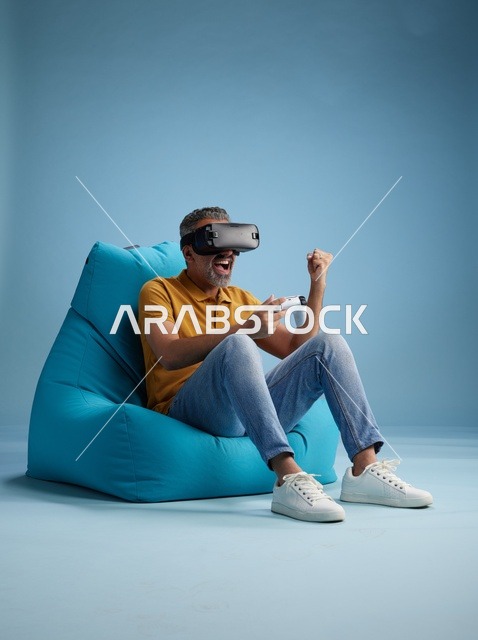 رجل سعودي يلعب بنظارة الواقع الافتراضي على بين باق