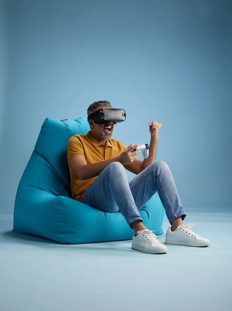 رجل سعودي يلعب بنظارة الواقع الافتراضي على بين باق