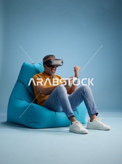 رجل سعودي يلعب ألعاب الفيديو بنظارة واقع افتراضي