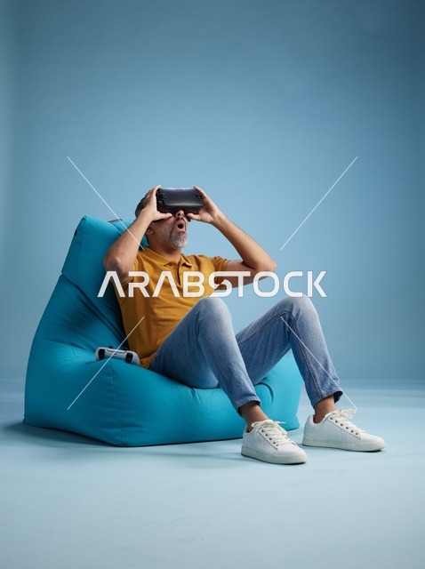 رجل سعودي يلعب ألعاب الفيديو بنظارة الواقع الافتراضي