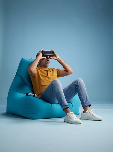 رجل سعودي يلعب ألعاب الفيديو بنظارة الواقع الافتراضي