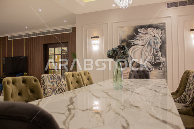 صورة لطاولة سفرة بتصاميم عصرية و جذابة ، ديكورات رائعة ، تصاميم فخمة و جميلة ، شقق سكنية سياحية ، أوتيل ،  فنادق فاخرة  