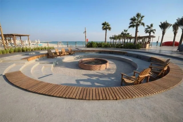 موقد نار ومنطقة جلوس خارجية في منتجع شاطئي