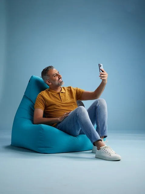 رجل سعودي على كرسي بين باق يلتقط سيلفي