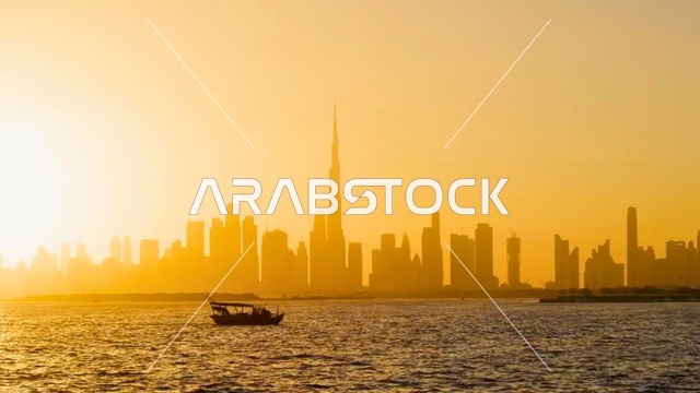 أفق مدينة دبي مع برج خليفة وقت الغروب