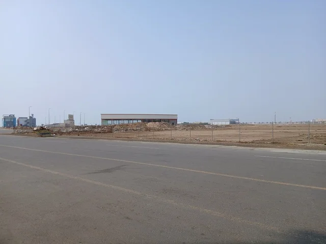منطقة صناعية ومستودعات بجانب طريق أسفلتي
