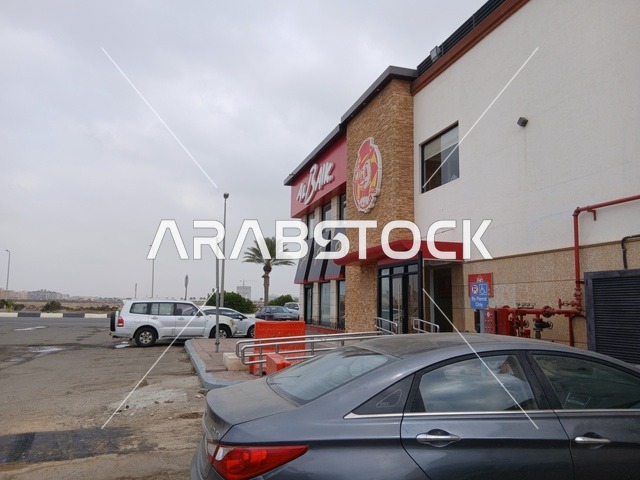 واجهة مطعم البيك وموقف السيارات في المملكة العربية السعودية