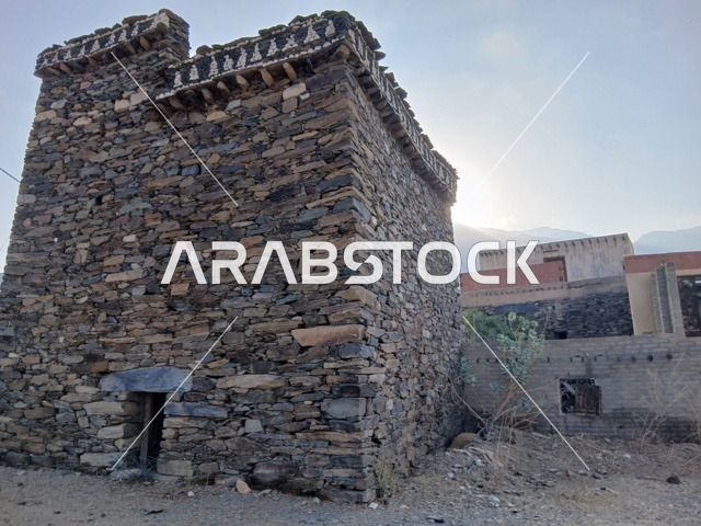 برج حجري تقليدي وتراثي في منطقة عسير السعودية