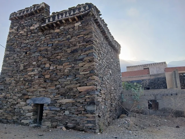 برج حجري تقليدي وتراثي في منطقة عسير السعودية