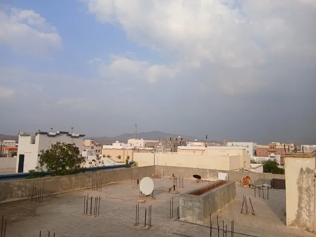 منظر من سطح منزل لحي سكني عربي مع جبال