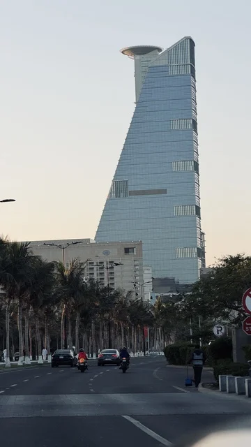 برج مقر الأعمال في جدة من الشارع