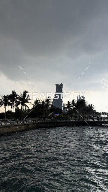 كورنيش جدة والواجهة البحرية تحت سماء غائمة