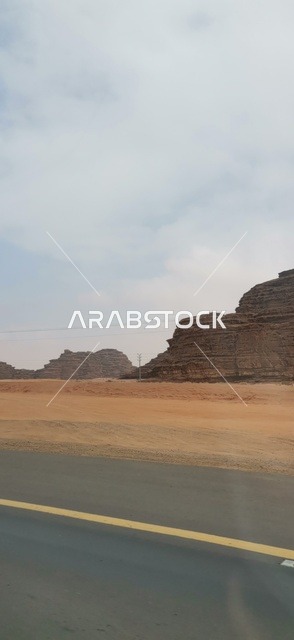 طريق صحراوي وجبال في منطقة تبوك بالسعودية
