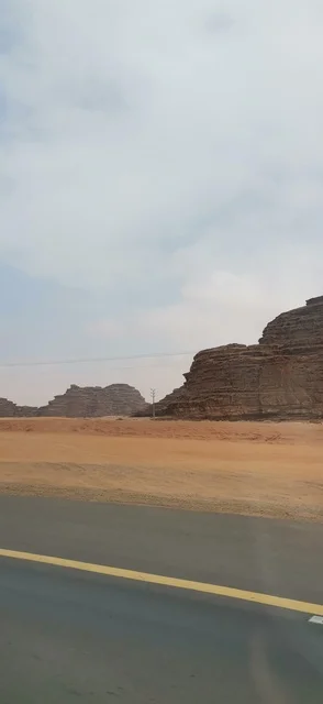 طريق صحراوي وجبال في منطقة تبوك بالسعودية