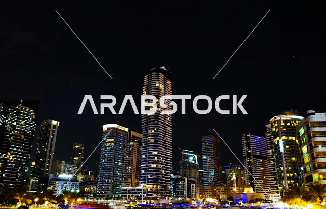 أفق ناطحات السحاب في المدينة الحديثة ليلاً