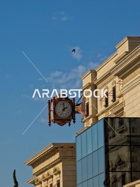 ساعة حائط كلاسيكية مزخرفة على مبنى في قطر