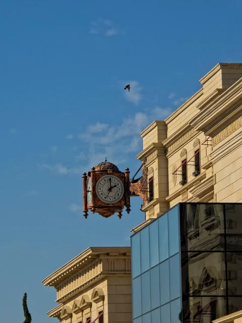 ساعة حائط كلاسيكية مزخرفة على مبنى في قطر