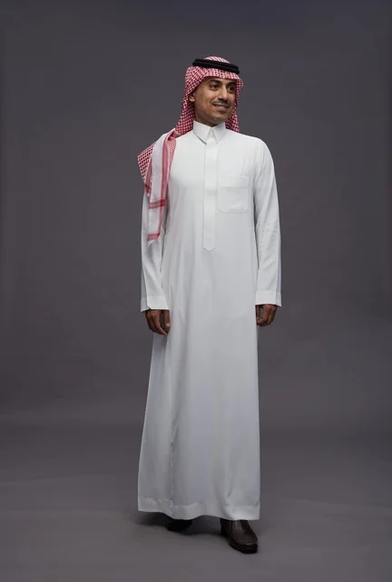 رجل سعودي بالزي التقليدي والثوب والشماغ